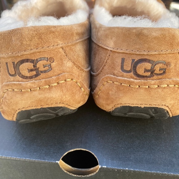 Ugg slipper size 10-11 - Picture 4 of 6